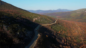 实拍汽车行驶在半山腰的盘山公路上实拍视频素材