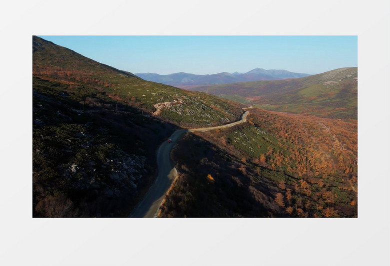 实拍汽车行驶在半山腰的盘山公路上实拍视频素材