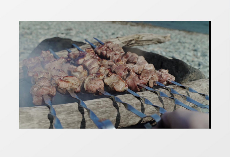 人们在海边的木架上烤肉实拍视频素材