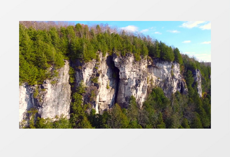 宏伟的山川上的怪石嶙峋和植被实拍视频素材