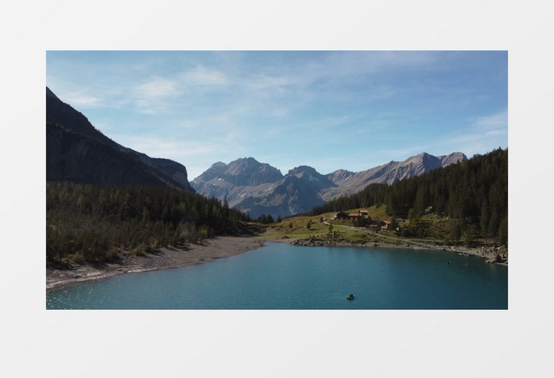 山脚下的景色和平静的湖水实拍视频素材