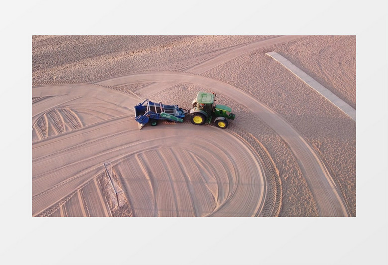 拖拉机在地面上绕圈行驶实拍视频素材