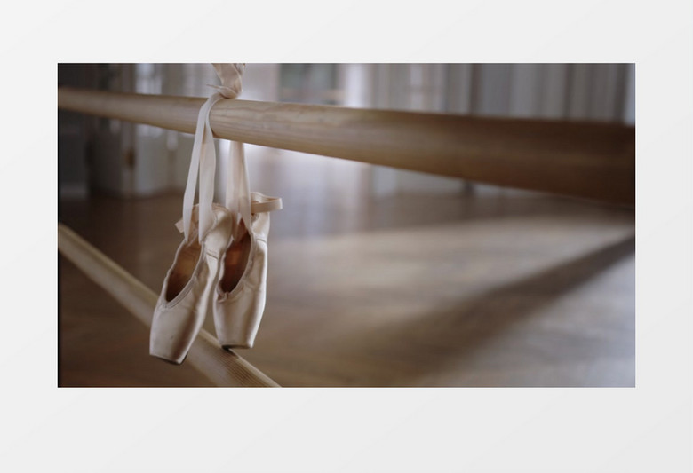 横杆上挂了一双芭蕾舞鞋实拍视频素材