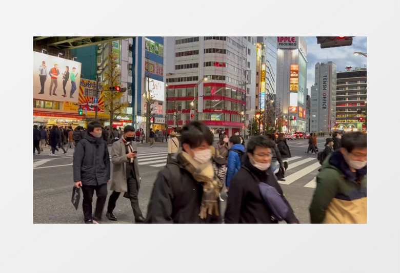 繁华的城市街角行走的人群实拍视频素材