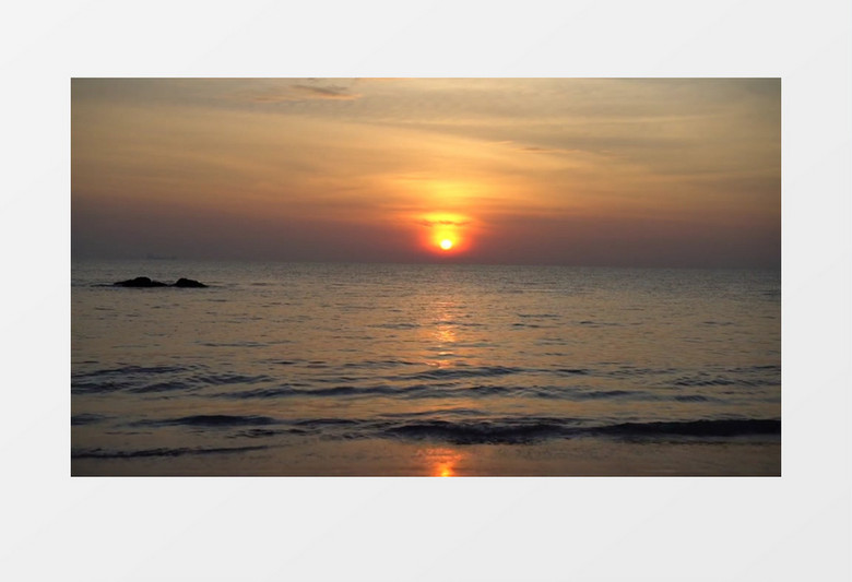 落日的余晖照射在海面上实拍视频素材
