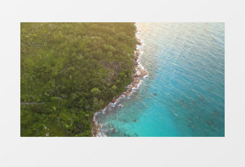 夕阳下的海水和海边的景色实拍视频素材