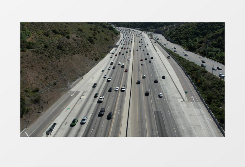 航拍山脚下的高速公路和交通状况实拍视频素材