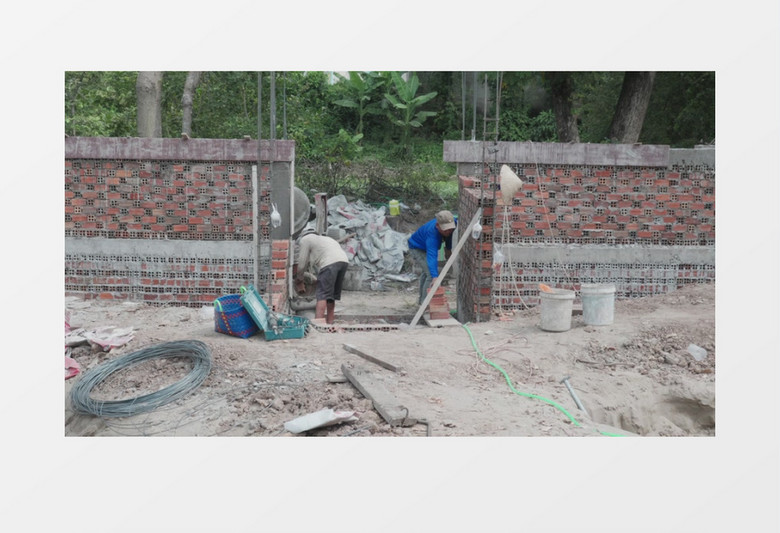建筑工人在建造房屋实拍视频素材