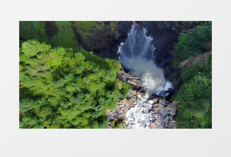 瀑布的水流倾斜而下流入山底实拍视频素材