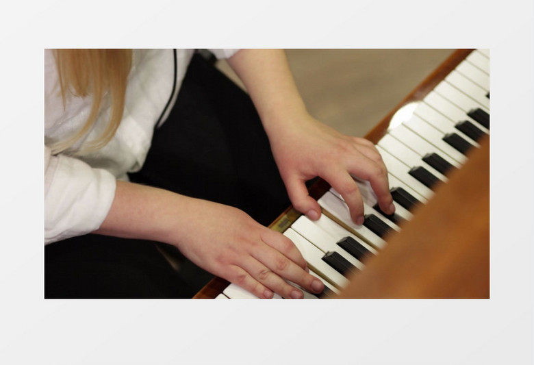 美女在弹钢琴实拍视频素材
