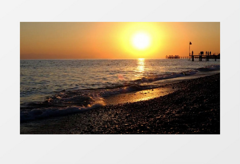 夕阳下的不断汹涌的海水实拍视频素材