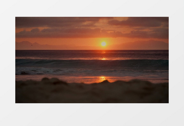 夕阳下波涛汹涌的海水实拍视频素材