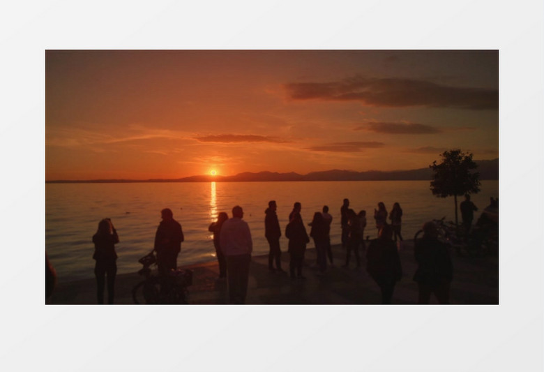 夕阳下一群人在海边游玩实拍视频素材