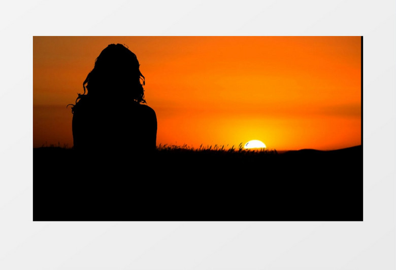 长发美女站在夕阳下的背景剪影实拍视频素材