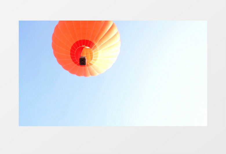 一个黄色的热气球缓缓的飘到空中实拍视频素材