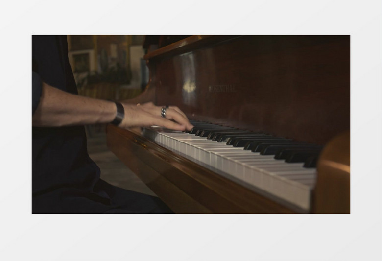 男人在弹奏钢琴实拍视频素材