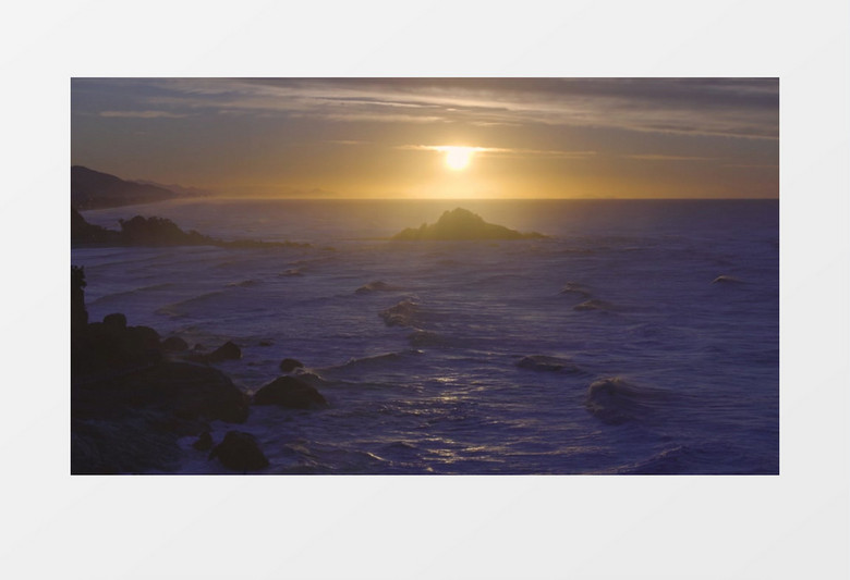 夕阳下波涛汹涌的海面实拍视频素材