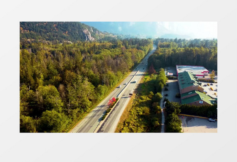 山脚下的公路上行驶的车流实拍视频素材