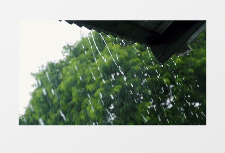 雨水顺着屋檐流淌实拍视频素材