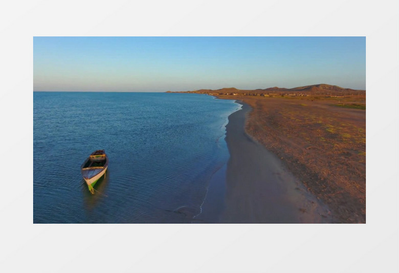 航拍波光粼粼的水面和岸边的景色实拍视频素材