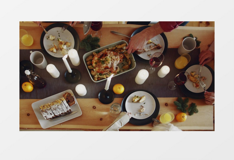人们在餐桌上分食烤鸡实拍视频素材