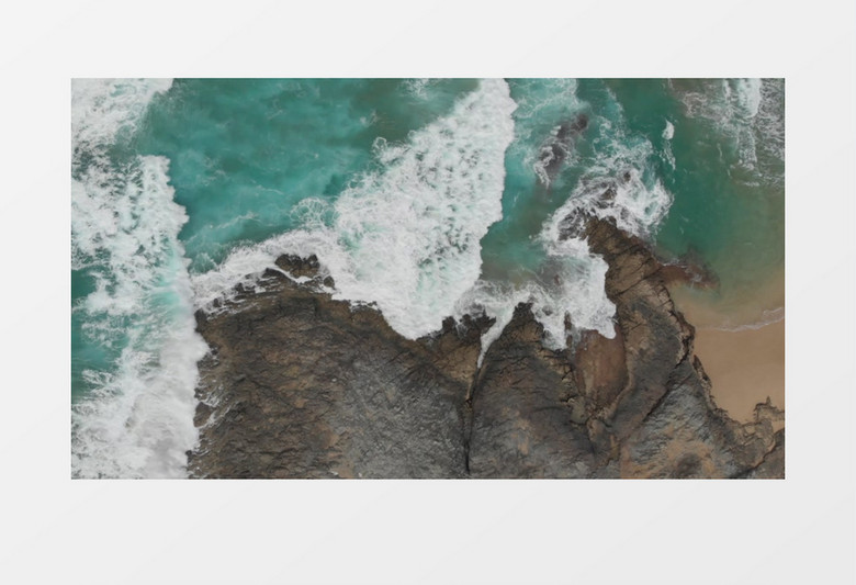 航拍海浪拍打着礁石实拍视频素材