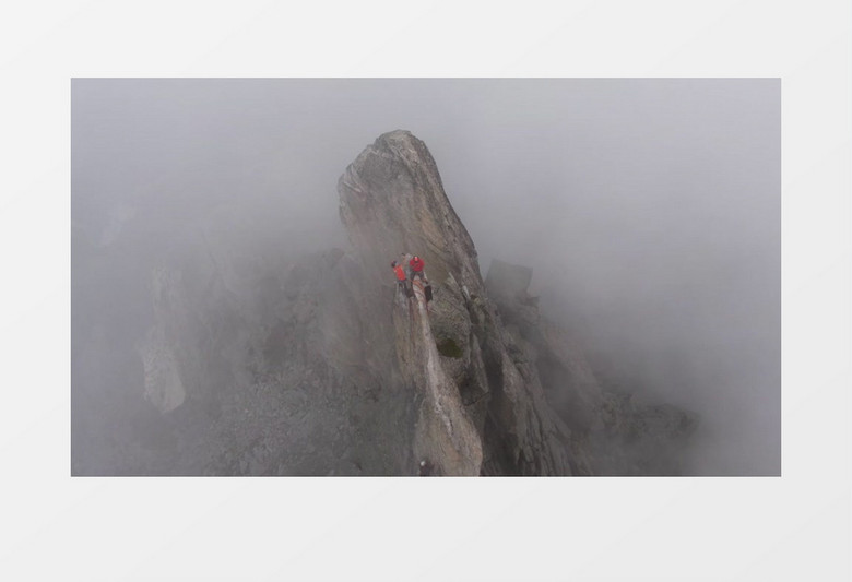 攀岩爱好者在山顶庆祝实拍视频素材
