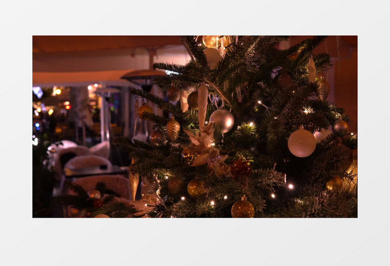 闪烁着灯光的圣诞树实拍视频素材