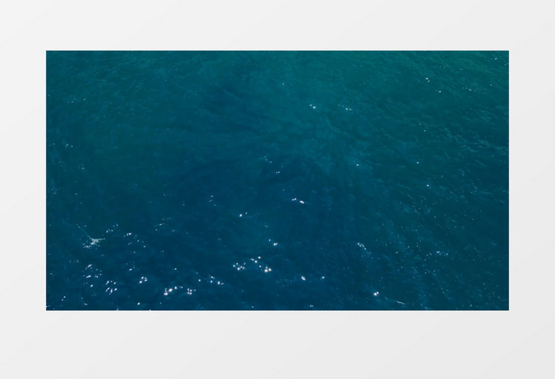 碧蓝色的海水的岸边陡峭的山实拍视频素材