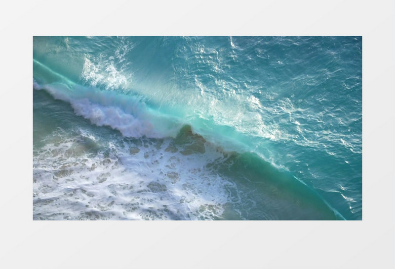 海浪翻涌着冲向沙滩实拍视频素材