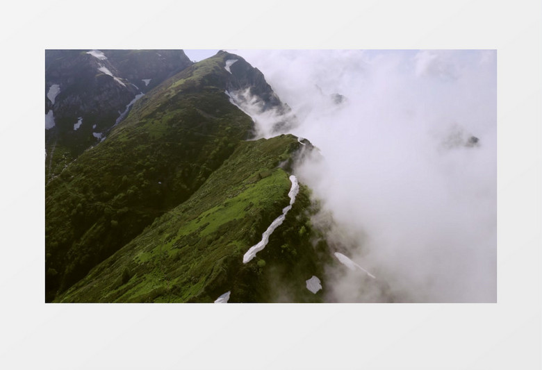 航拍山脉及山顶的云雾实拍视频素材