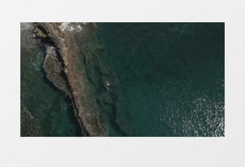 航拍一个人在大海中游泳实拍视频素材