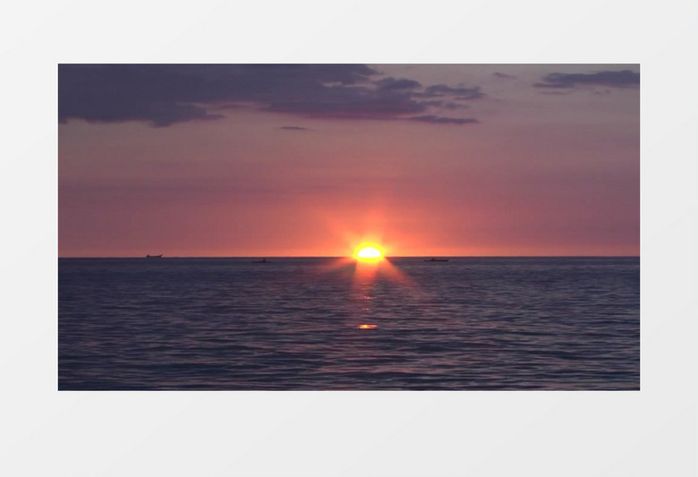 夕阳映照的海水随风轻轻摇晃实拍视频素材