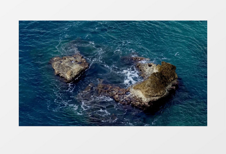 汹涌的海水冲刷着礁石实拍视频素材