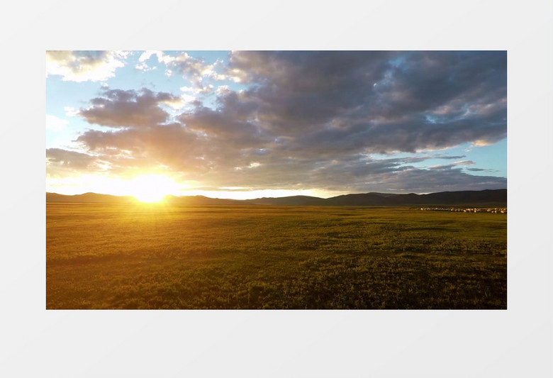 蓝天白云夕阳照耀着广阔的草地实拍视频素材