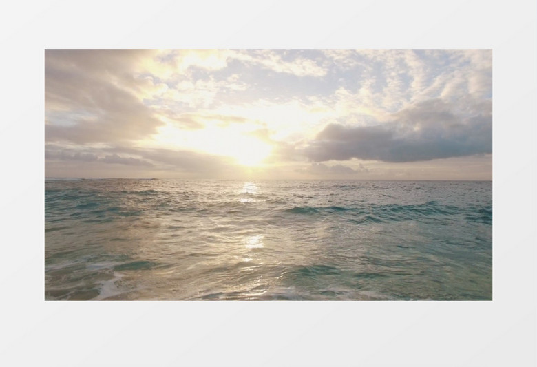 阳光下汹涌的海水翻滚着冲向海边实拍视频素材