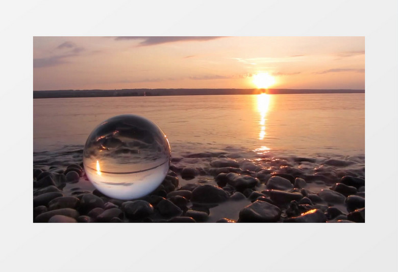 水晶球倒映的湖面与夕阳实拍视频素材