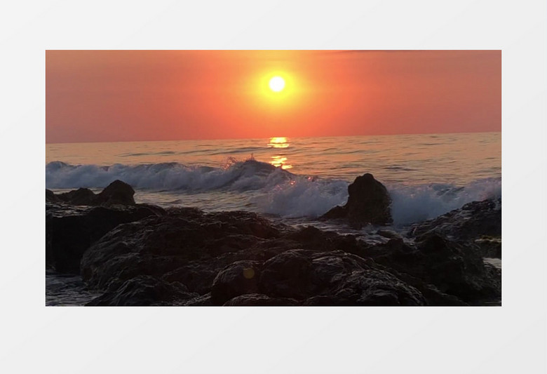 太阳下浪花拍打的海岸实拍视频素材
