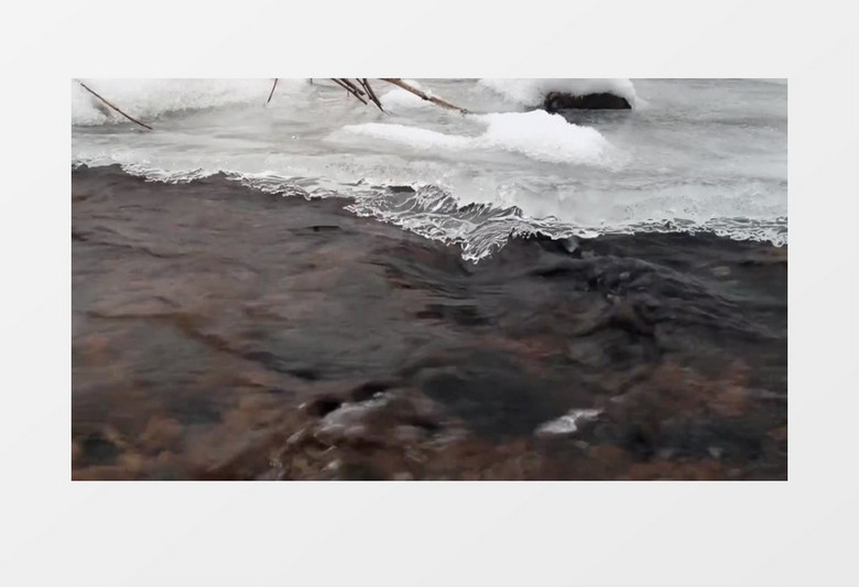 冬天冰冻的小溪流动实景高清实拍视频