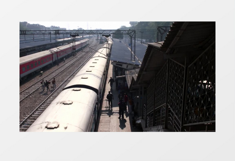 高清拍摄白天铁路高铁火车进站乘客上下车实拍视频素材