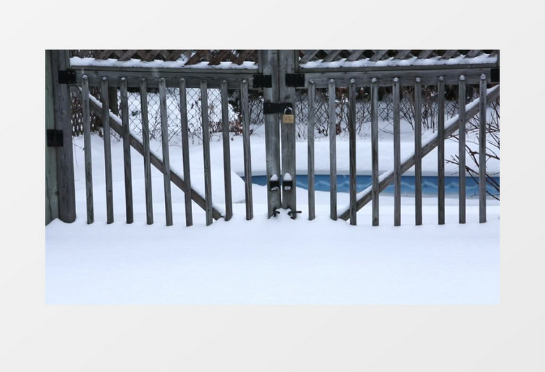 冬天被雪填埋的门实拍视频素材