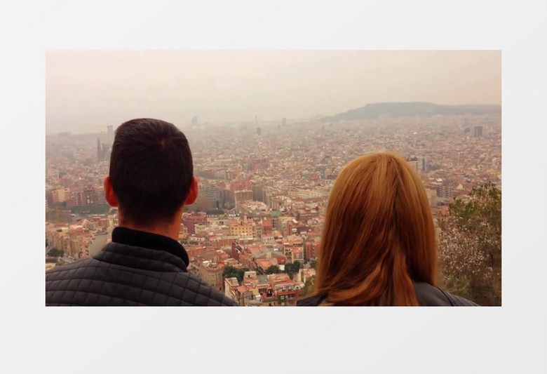 热恋情侣二人眺望城市实拍视频素材