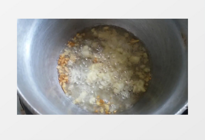 烹饪油炸油煎大蒜头实拍视频素材