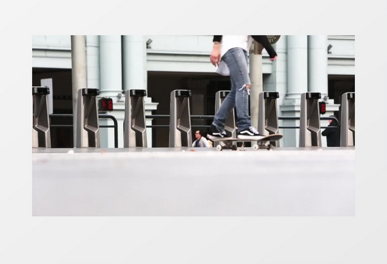 市中心年轻男孩玩耍滑板实拍视频