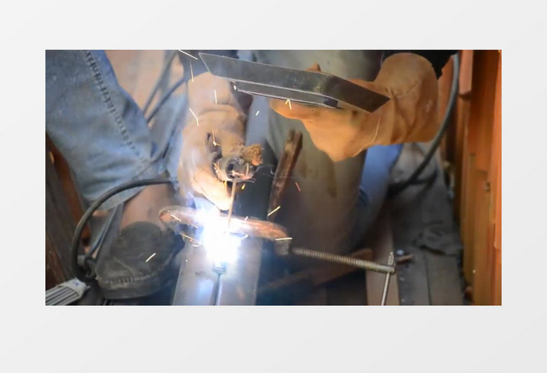 高清近距离拍摄工人焊工焊金属钢铁龙骨实拍视频素材