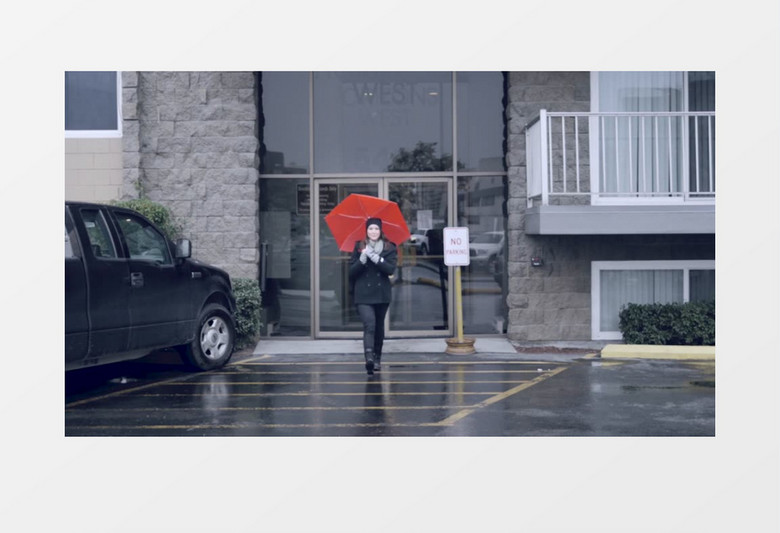 高清拍摄下雨天城市办公楼外国美女打伞走在雨中实拍视频素材