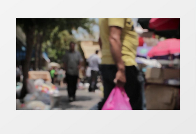 模糊散景拍摄夏天跳蚤市场人群购物漫步实拍视频素材