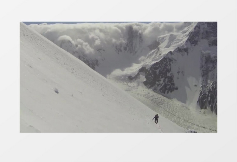 空旷危险的雪山远景有人攀登有人离开实拍视频素材
