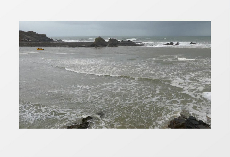 高清实拍海浪层叠不穷的拍打海岸的景象实拍视频素材