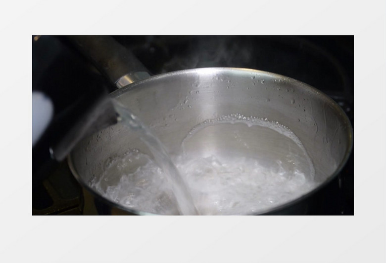 高清实拍热水倒入锅中西蓝花焯水的过程实拍视频素材